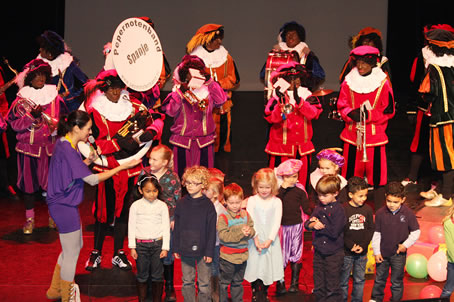 Kinderen zingen samen met de Pietenband